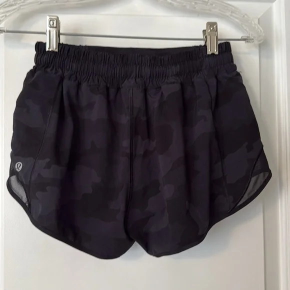 Like NEW Lululemon Hotty Hot Deep Coal Black Camo 2.5” low rise Shorts Size 4 - Picture 4 of 6